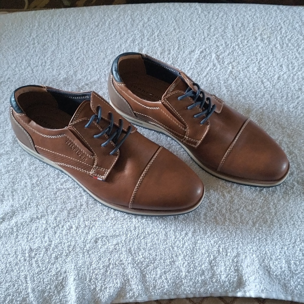 Tommy Hilfiger Size 9.5M Navy lace Oxford's
